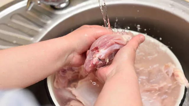 Опасности мытья сырой птицы под краном: что нужно знать