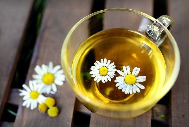Травяные компрессы от мешков под глазами: липа, ромашка и береза